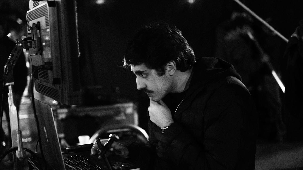 Gabriel Bouza trabalhando